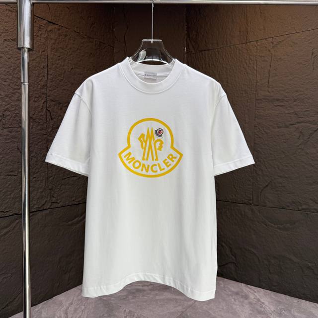 Moncl* 蒙口* 2025春夏新款短袖T恤 重磅纯棉字母Logo立体硅胶+章仔刺绣 颜色：黑色 白色 夜幕蓝 巧克力色 码数：S M L Xl Xxl
