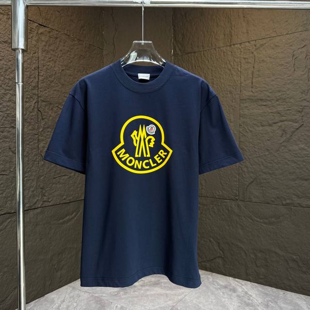 Moncl* 蒙口* 2025春夏新款短袖T恤 重磅纯棉字母Logo立体硅胶+章仔刺绣 颜色：黑色 白色 夜幕蓝 巧克力色 码数：S M L Xl Xxl