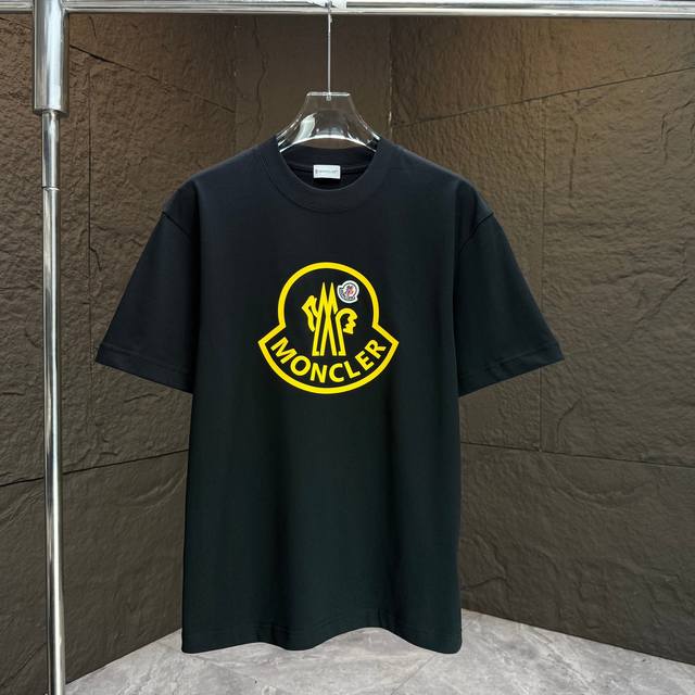 Moncl* 蒙口* 2025春夏新款短袖T恤 重磅纯棉字母Logo立体硅胶+章仔刺绣 颜色：黑色 白色 夜幕蓝 巧克力色 码数：S M L Xl Xxl