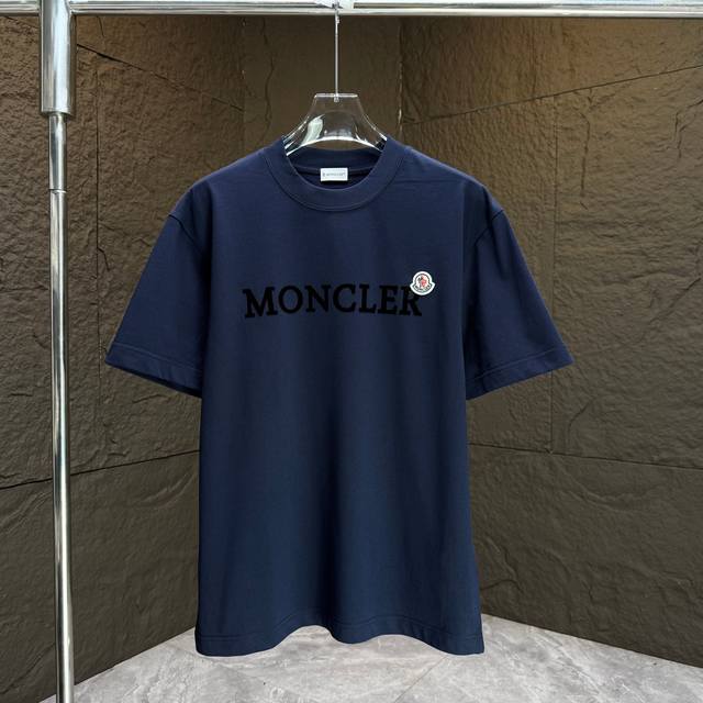Moncl* 蒙口* 2025春夏新款短袖T恤 重磅纯棉字母Logo 植绒+章仔刺绣 颜色：黑色 白色 安可拉红 夜幕蓝 码数：S M L Xl Xxl