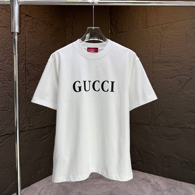 Gucci* 古驰* 2025春夏新款短袖T恤 重磅纯棉字母Logo立体硅胶 颜色：黑色 白色 安可拉红 夜幕蓝 码数：S M L Xl Xxl