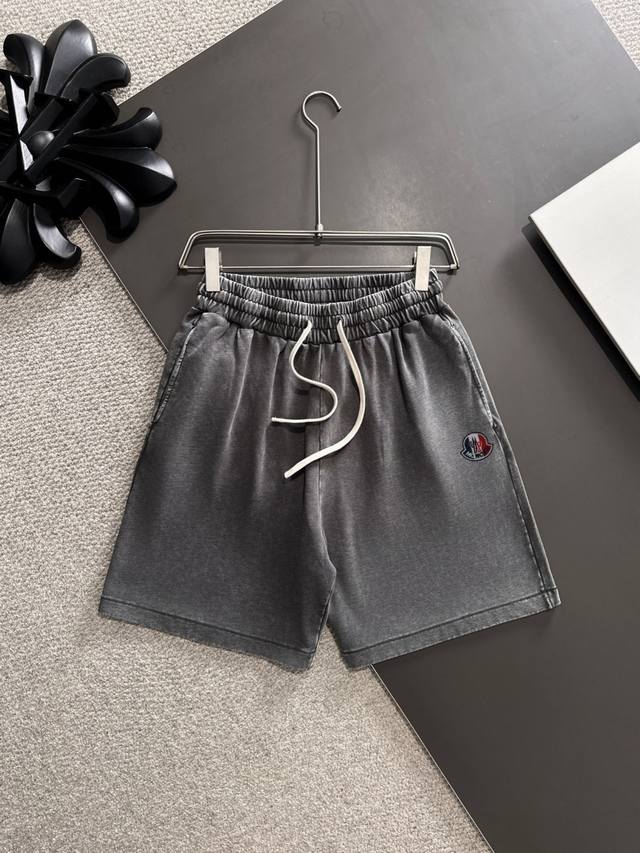 隔天出货 高品质 Moncler 蒙口 2025春夏新款松紧带休闲擦色宽松短裤，裤脚下摆二本针锁边，针脚细密牢固，专柜定制面料 透气舒适度高，细节无可挑剔，品牌
