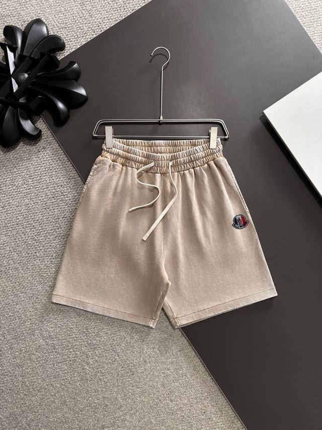隔天出货 高品质 Moncler 蒙口 2025春夏新款松紧带休闲擦色宽松短裤，裤脚下摆二本针锁边，针脚细密牢固，专柜定制面料 透气舒适度高，细节无可挑剔，品牌