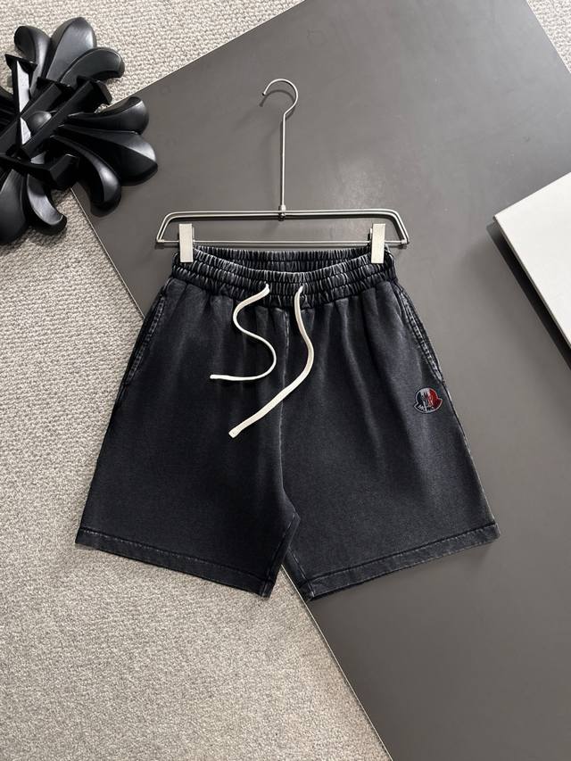 隔天出货 高品质 Moncler 蒙口 2025春夏新款松紧带休闲擦色宽松短裤，裤脚下摆二本针锁边，针脚细密牢固，专柜定制面料 透气舒适度高，细节无可挑剔，品牌