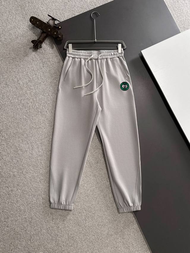隔天出货 Gucci 2025春夏新款松紧带休闲裤，薄款专柜定制面料 透气舒适度高，细节无可挑剔，品牌元素设计理念，体现高品质。手感细腻柔软！呈现休闲裁剪，上身