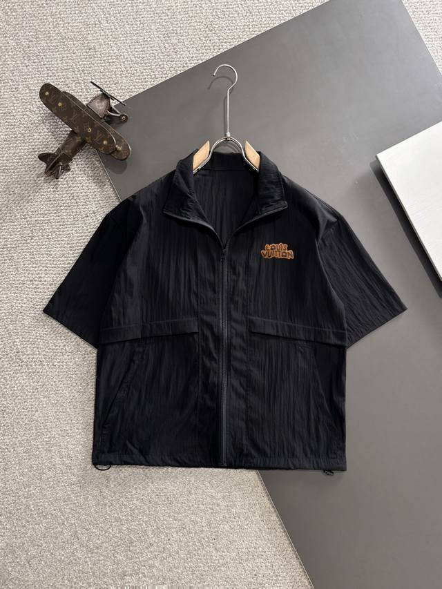 隔天出货 高品质套装 Lv 2025新款夏季休闲套装，细节精致高级，高级感满满。定制高端液氨棉面料，上身挺括有型，舒适不紧绷。干净利落的剪裁都市风十足，穿上心情