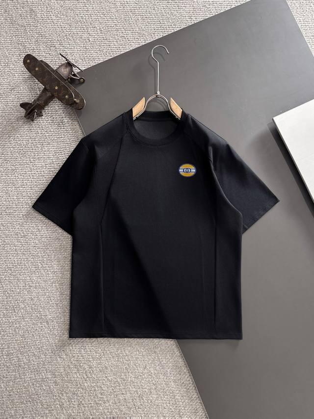 隔天出货 高品质套装 Gucci 2025新款夏季休闲套装，细节精致高级，高级感满满。定制高端液氨棉面料，上身挺括有型，舒适不紧绷。干净利落的剪裁都市风十足，穿