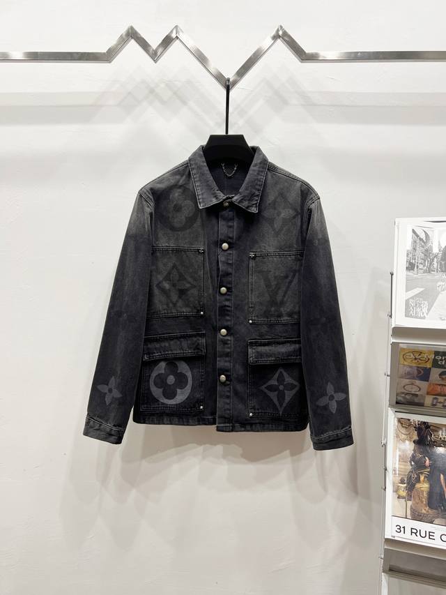 款号: K860 路易威登宽松版型 男女同款 原版洗水标三标齐全 百搭款式 面料通过水洗 营造出复古摩登做旧的感觉 简约又不失时尚 此款牛仔是纯棉的，又加了5%