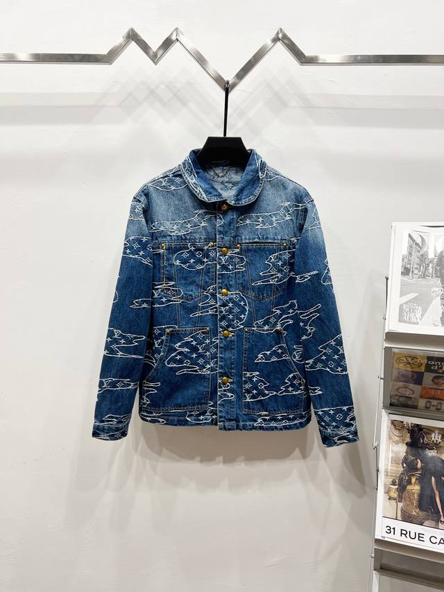 款号: K920 上新 Louis Vuitton丨路易威登 25Ss 新款云纹 牛仔夹克外套- 采用定制斜纹提花牛仔料， 上身质感十足，舒适贴肤， 具有较好的