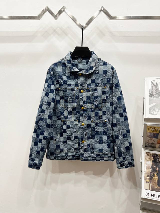 款号: K820 Louis Vuitton 路易 威登 25Fw 限定款棋盘格刺绣提花牛仔夹克外套 路易威登 25Fw 新款Logo刺绣棋盘格牛仔夹克外套！这