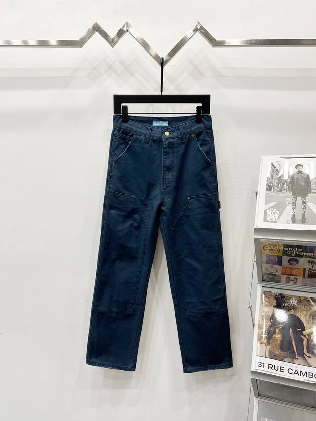 款号: K590 Prada 工装牛仔裤｜把“松弛感”焊在腿上的狠货 在“精致与松弛”这件事上，Prada 永远有独家解法 立体多袋设计：前幅斜插袋+立体工装袋