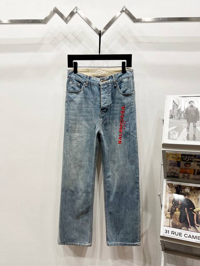 款号: K1160 Balenciaga 竹节牛仔裤｜把“不羁与高级”穿在身上 巴黎世家的基因里，本就流淌着颠覆与先锋。这条竹节牛仔裤，更是把品牌标志性的 先锋