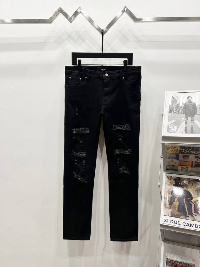 款号: K1070 Amiri & 阿米日 新款牛仔裤水洗破洞漏皮牛仔长裤男女同款 Amiri音译为埃米尔，是创始人的名字，Amiri的创始人Mike Amir