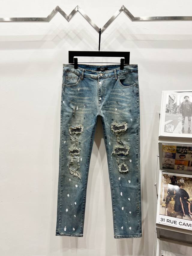 款号: K1010 Amiri & 阿米日 新款牛仔裤水洗破洞漏皮牛仔长裤男女同款 Amiri音译为埃米尔，是创始人的名字，Amiri的创始人Mike Amir