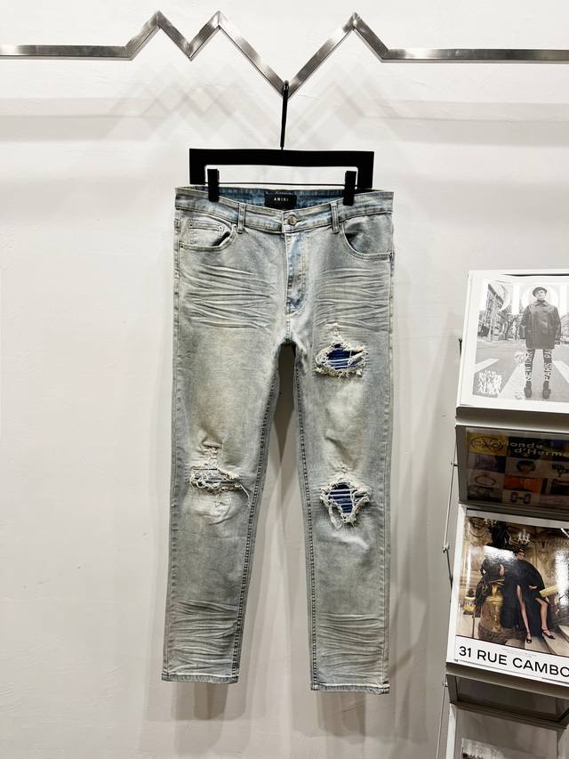 款号: K1220 Amiri 阿米日泼墨烫钻白钻水洗做旧破洞高街修身牛仔裤长裤 Amiri音译为埃米尔，是创始人的名字，Amiri的创始人Mike Amiri
