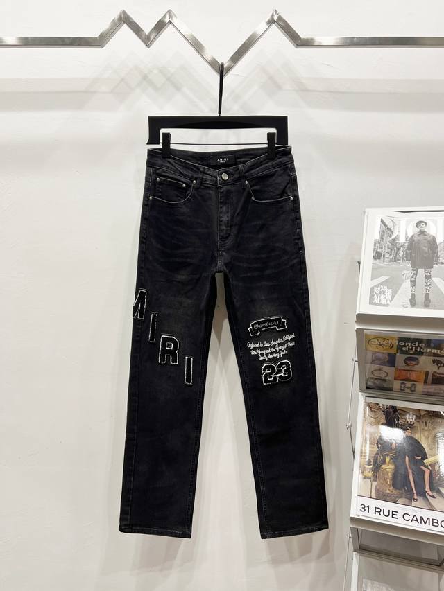 款号: K1110 Amiri & 阿米日 新款牛仔裤水洗破洞漏皮牛仔长裤男女同款 Amiri音译为埃米尔，是创始人的名字，Amiri的创始人Mike Amir