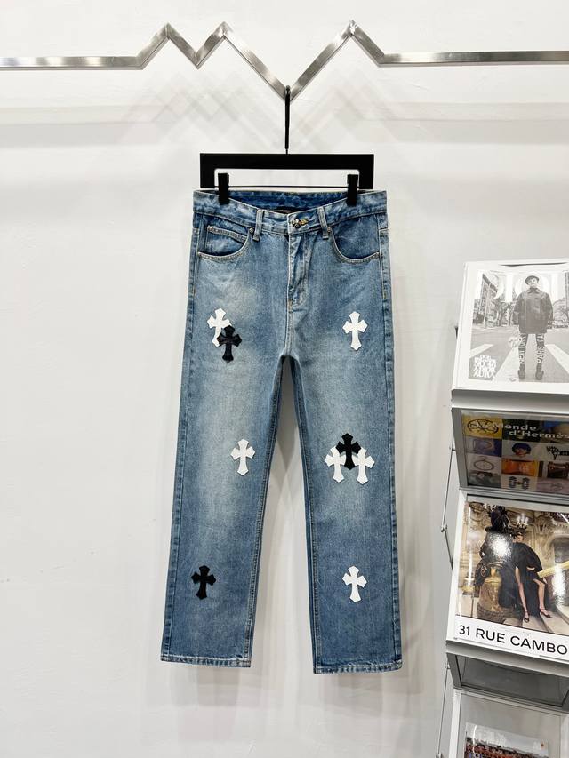 款号: K530 Chrome Hearts & 克罗心 Ch城市限定系列 梵文十字贴布拼皮牛仔裤 黑白配色 成都“Chengdu”迎合成都大熊猫的故乡牛仔裤