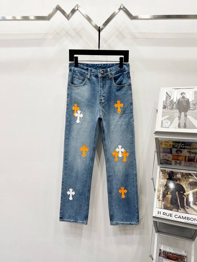 款号： K550 Chrome Hearts & 克罗心 Ch城市限定系列 梵文十字贴布拼皮牛仔裤 均需要成品水洗后再拆开手工订绵羊皮十字皮再拼接完成，整件工艺
