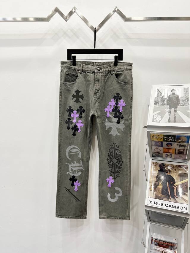 款号： K580 Chrome Hearts & 克罗心2025新款重工黑紫十字架贴皮情侣款水洗牛仔裤 不同水洗质感的款式，对腿细腿粗人士十分友好，直筒的版型十
