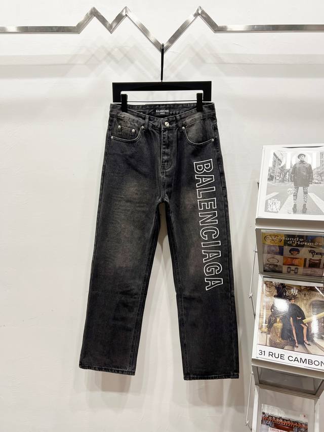 款号: K1110 上新2025新款 巴黎世家牛仔裤 面料采用定织高密度牛仔,耗时两个多月 实物质感更加好,上身硬挺,男女穿都Ok