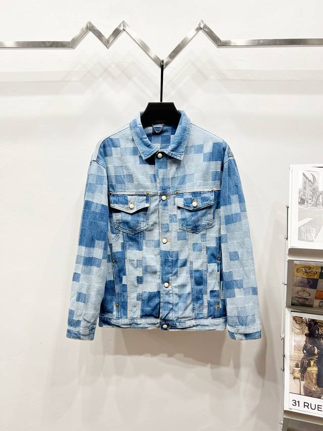 款号: K930 上新 Louis Vuitton丨路易威登 24Fw 马赛克棋盘格模糊牛仔夹克外套 路易威登，自1854年创立以来，始终屹立于时尚巅峰。品牌秉