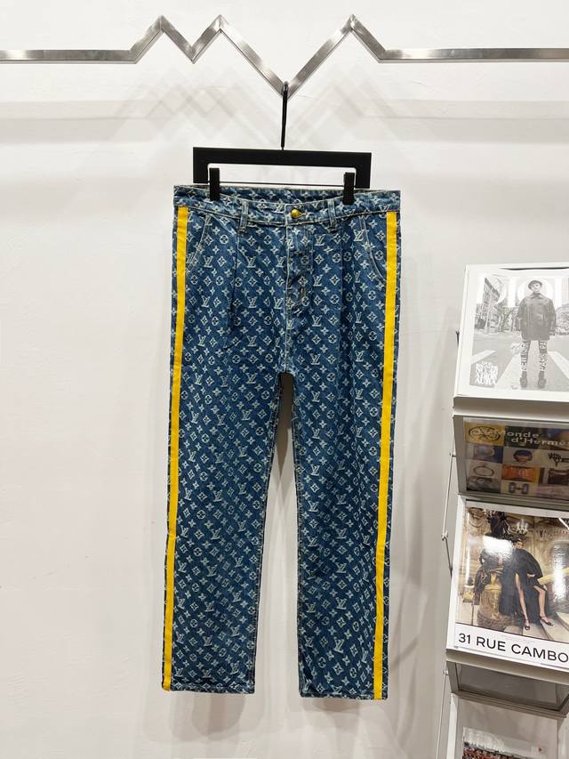 款号: K1280 上新 Louis Vuitton丨路易威登 25Ss 早春系列 纯棉褶裥满印侧边皮条牛仔裤- 每一条皆为艺术孤品，扎染工艺雕琢，色彩似北极光