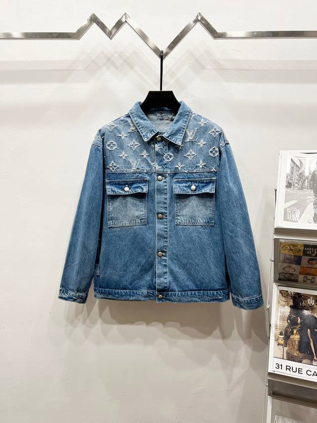 款号: K810 Louis Vuitton 路易 威登 24Fw 老花拼接提花牛仔外套 龚俊同款 这件 Lv 牛仔外套超惊艳！它装饰着 24Ss 秀场上超火的