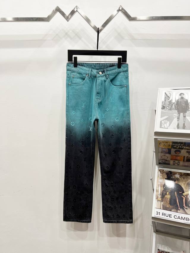 款号: K1320 上新 Louis Vuitton｜路易威登 24Fw 走秀款联名撞色渐变刺绣牛仔裤- 走秀款撞色 重工洗水刺绣 黑蓝明色拼接设计 点缀红褐色