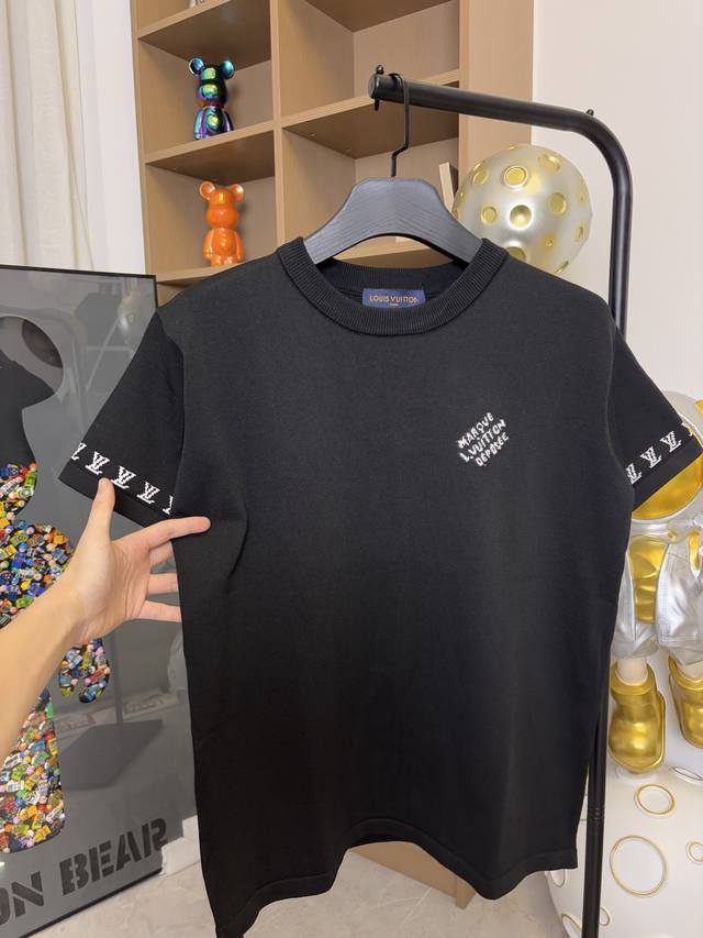 款号：Dc123# Lv路易威登官网Zp同步新款手臂环形字母针织圆领短袖 Lv贸易公司订单 原！以往针织面料 但这次感觉织的更密一点 比以往薄一点点 更加柔软