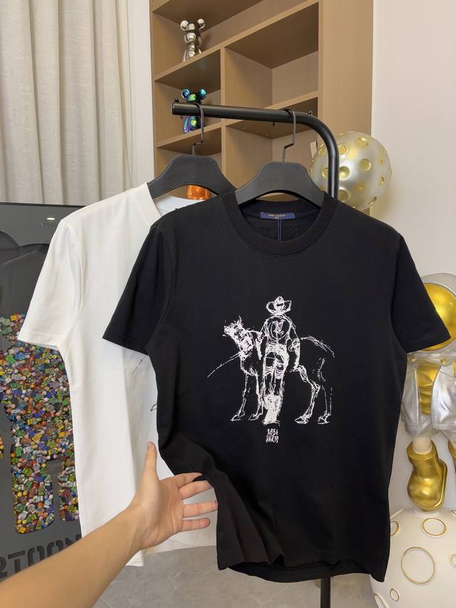 款号：Dc121# Lv路易威登走秀款西部牛仔印花圆领短袖T恤黑白双色 280克纯棉双砂面料 原版原标，最大可穿200斤 所有面料均已提前做过缩水 品质第一 所