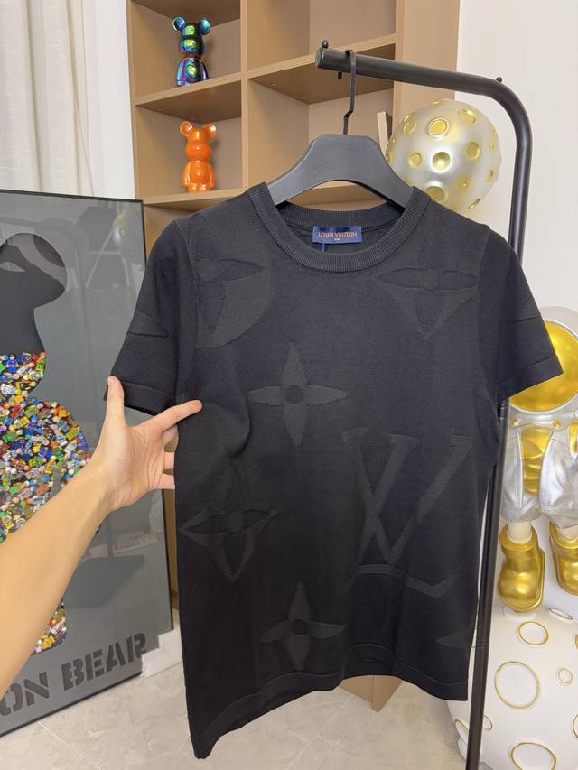 款号：Dc122# Lv路易威登夏季新款钢印浮雕限定针织短袖男女款 本款棉质圆领衫为全幅 Monogram Macro 图案渲染深邃色调，于柔软提花针织融入大号