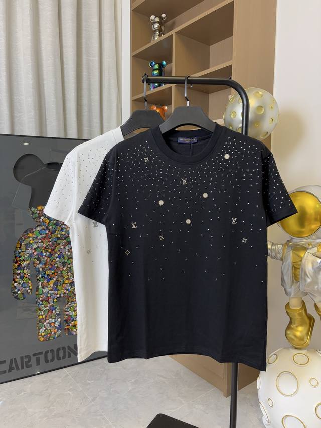 款号：Dc120# Lv路易威登新款满天星烫钻短袖T恤 270克纯棉双砂面料 所有面料均已提前做过缩水 品质第一 所见即所得 不会洗一次版型就有所变化的 区分市