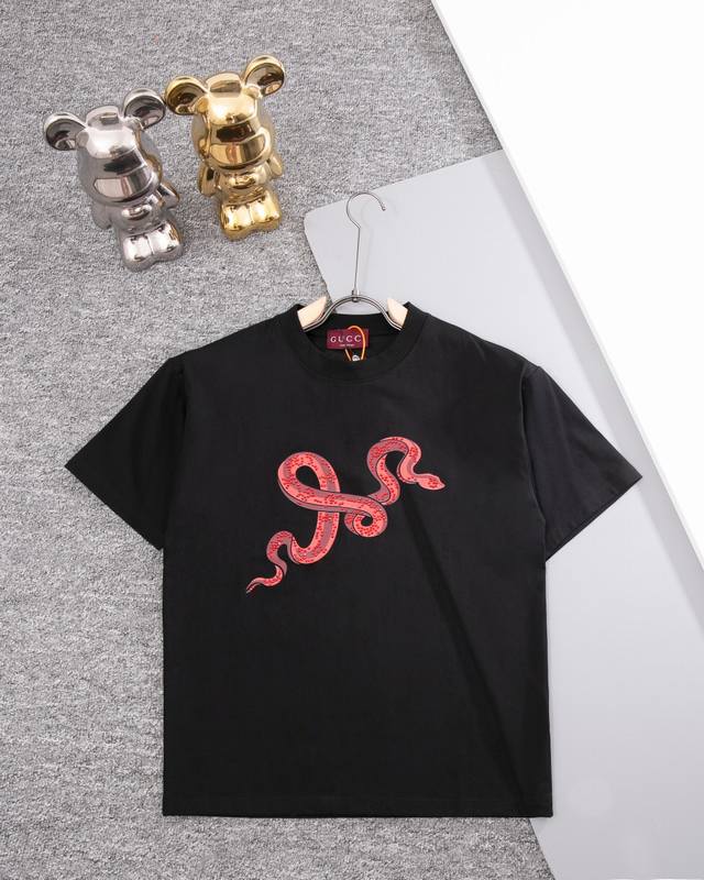 Gucci 古驰 烫钻印花绣花短袖T恤 官方同步 高版本 高品质 时尚个性 百搭潮流 纯原品质 原版面料 吊牌 领标 水洗麦 三标齐全 颜色: 黑色.白色.灰色
