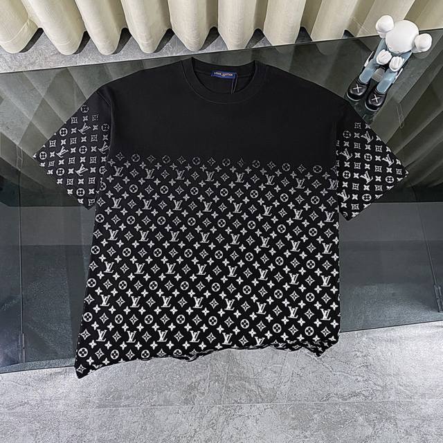 Louis Vuitton 路易威登Lv 2025夏季新款渐变满印Logo印花短袖圆领T恤 面料采用320G %纯棉双纱面料 同缸定染特种加粗32支双股1X1螺