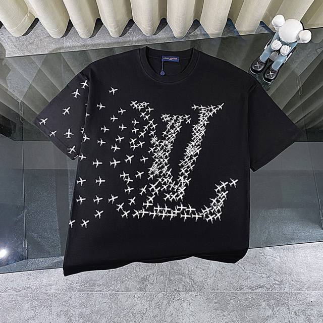 Louis Vuitton 路易威登Lv 2025夏季新款小飞机Logo印花短袖圆领T恤 面料采用320G %纯棉双纱面料 同缸定染特种加粗32支双股1X1螺纹