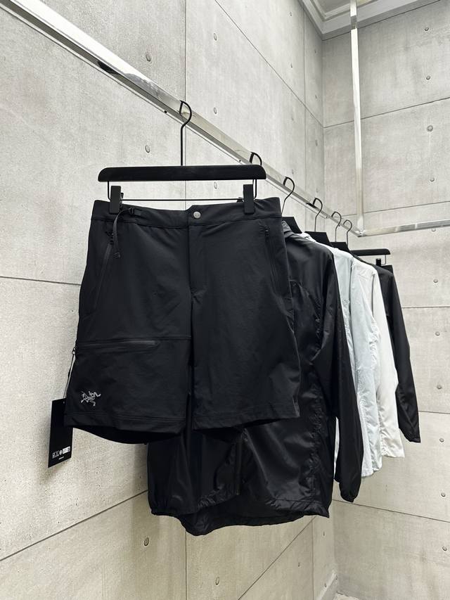 005 Arc’Teryx 始祖鸟Gama软壳短裤 采用特殊定制面料三防 防风防水防尘 腰部抽绳设计还原Zp 百灵达万针刺绣 颜色：黑色 尺码：31 32 33