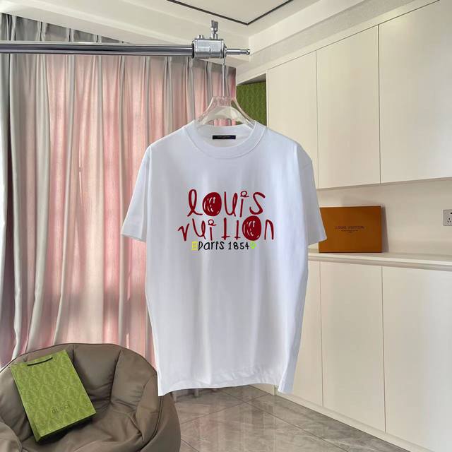 Lv*路易威登2025夏季新款 个性字母Logo印花 定制面料300G 短袖T恤 男女同款 尺码：S M L Xl Xxl 五个码 颜色：黑色 白色 湖绿色 紫
