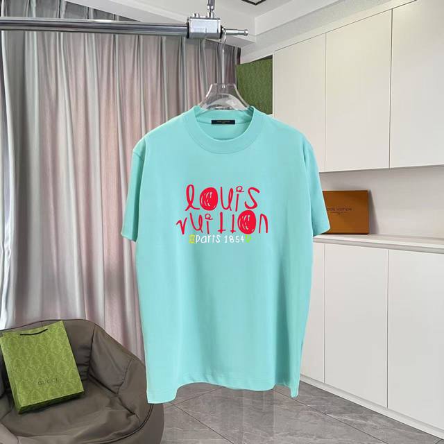 Lv*路易威登2025夏季新款 个性字母Logo印花 定制面料300G 短袖T恤 男女同款 尺码：S M L Xl Xxl 五个码 颜色：黑色 白色 湖绿色 紫