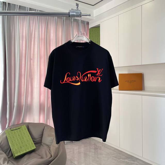 Lv*路易威登2025夏季新款 个性字母Logo印花 定制面料300G 短袖T恤 男女同款 尺码：S M L Xl Xxl 五个码 颜色：黑色 白色 湖绿色 紫