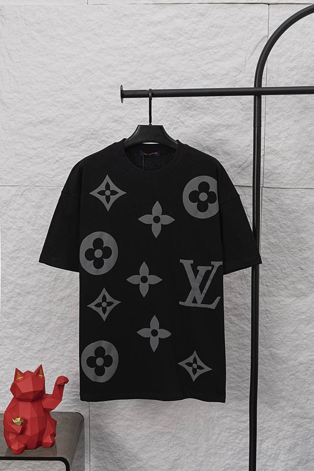 款号 F042 Louis Vuitton 路易威登Lv 前后经典字母四叶草印花满印圆领T恤 Louis Vuitton，法国路威酩轩集团-Lvmh旗下品牌，著