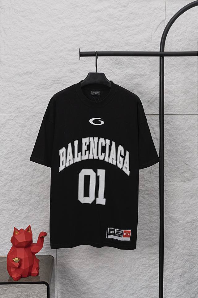 款号 F041 Balenciaga巴黎世家2025新款 复古篮球 T恤印花Logo圆领短袖 采用特定重磅32S精棉平纹针织面料 300克重 搭配32S+70D