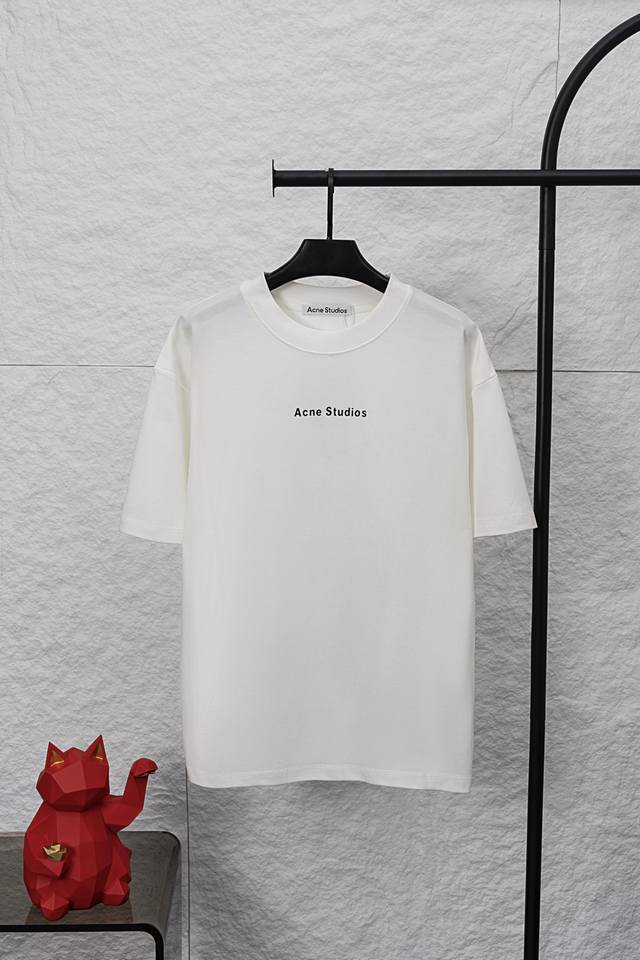 款号 F038 Acne Studios休闲圆领短袖T恤 复古徽标1996 此款T恤饰有 “Acne Studios1996”徽标，版型休闲，领口、袖口和下摆饰