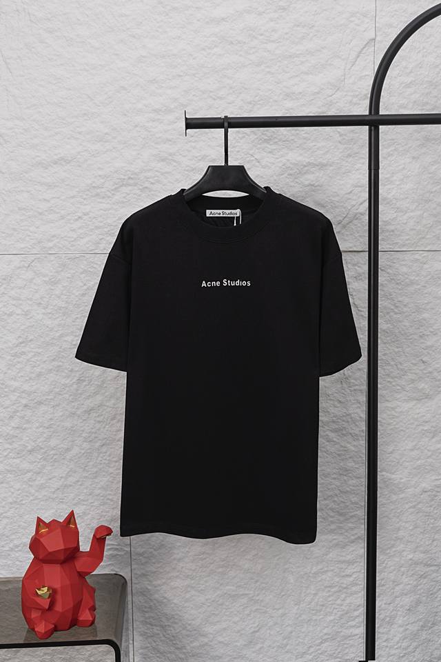款号 F038 Acne Studios休闲圆领短袖T恤 复古徽标1996 此款T恤饰有 “Acne Studios1996”徽标，版型休闲，领口、袖口和下摆饰