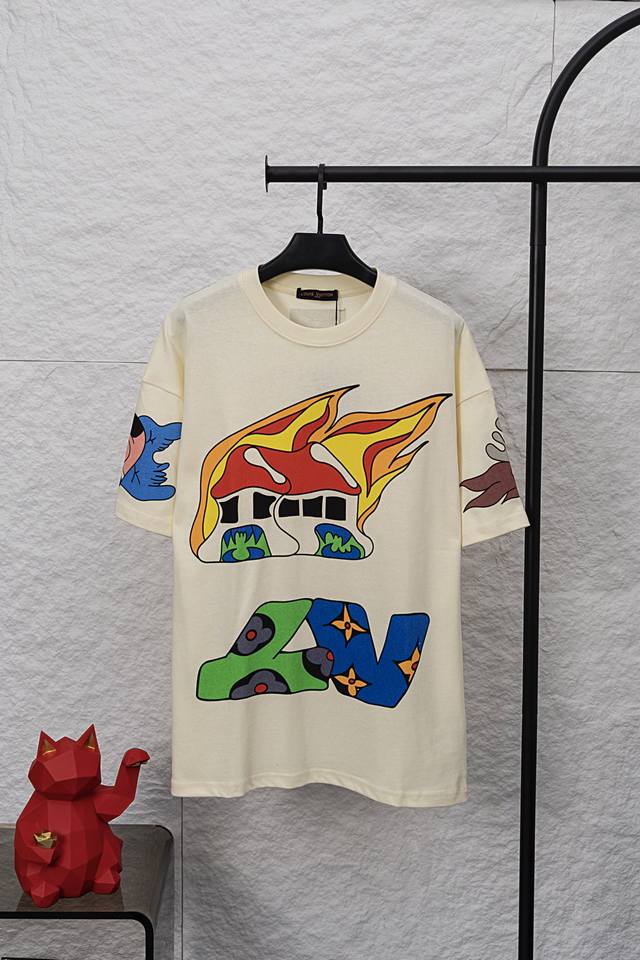 款号 F037 Louis Vuitton 路易威登Lv 2025新款前后印花火车头火焰涂鸦短袖圆领T恤 Louis Vuitton，法国路威酩轩集团-Lvmh