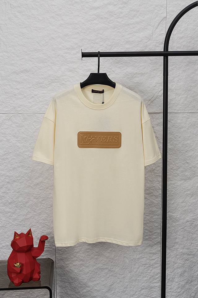 款号 F036 Louis Vuitton 路易威登Lv 2025新款压印Logo皮章短袖T恤 Louis Vuitton，法国路威酩轩集团-Lvmh旗下品牌，