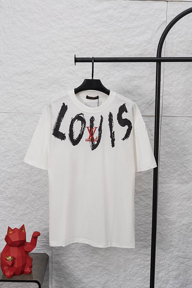 款号 F035 Louis Vuitton 路易威登项链字母胸前经典小刺绣圆领短袖T恤 采用特定重磅32S精棉平纹针织面料，300克重；搭配32S+70D拉架螺