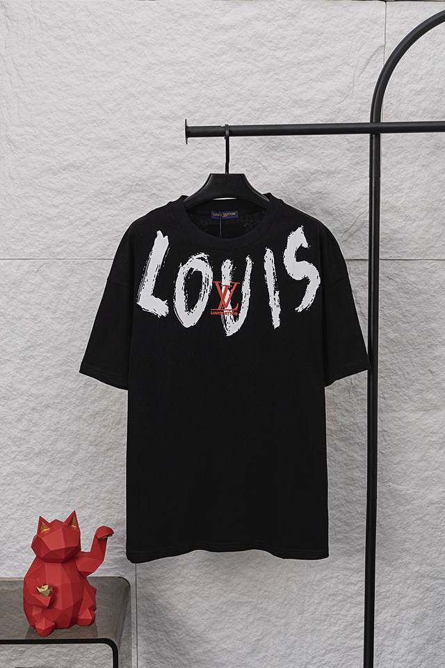 款号 F035 Louis Vuitton 路易威登项链字母胸前经典小刺绣圆领短袖T恤 采用特定重磅32S精棉平纹针织面料，300克重；搭配32S+70D拉架螺