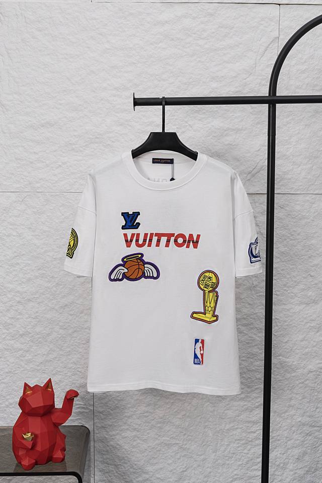 款号 F032 Lv路易威登Louis Vuitton 驴家1V 经典联名Nba刺绣满身图案字母半袖T恤短袖 原版定制310G面料 精准定位工艺要求高 超高难度