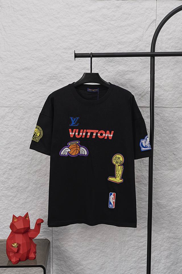 款号 F032 Lv路易威登Louis Vuitton 驴家1V 经典联名Nba刺绣满身图案字母半袖T恤短袖 原版定制310G面料 精准定位工艺要求高 超高难度