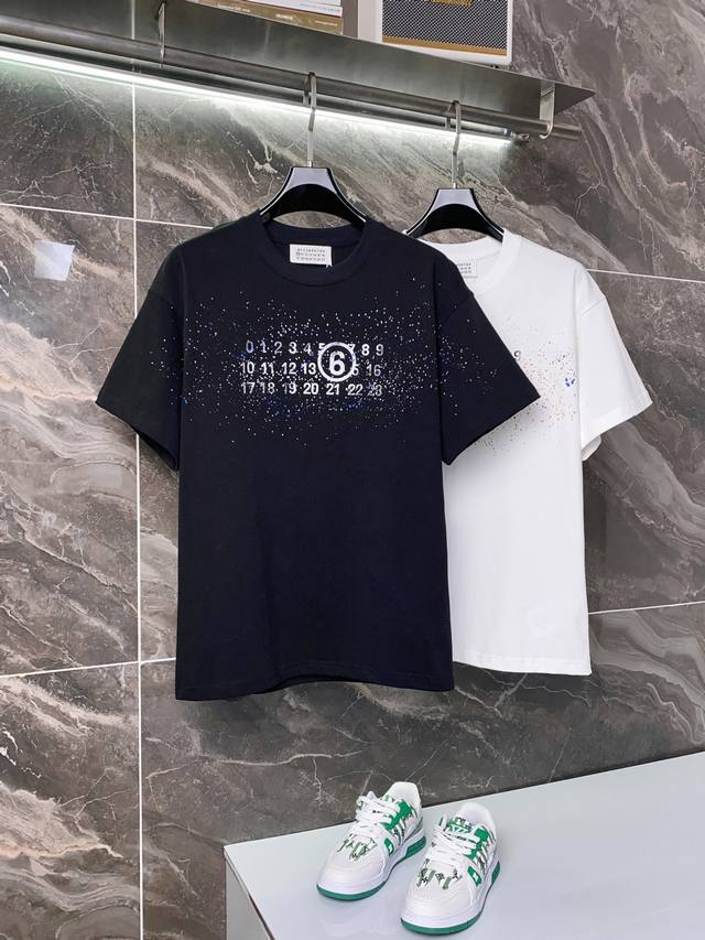 2025新款 马吉拉定制320G纯棉面料 已洗水处理 不缩水 不变形 不掉色 不掉毛 男女同款 短袖T恤 款式：手绘印花 颜色：黑色 米白 尺码：S-Xl